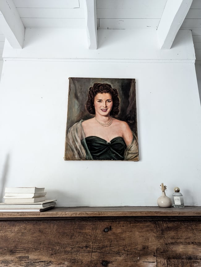 Huile sur toile. L’Élégante au collier de perles 