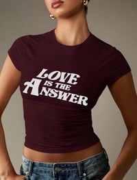 Image 2 of SKYNLYDRESS - T-shirt Love is the answer Baby Tee Retro 70s Style Graphic Manches imprimées Fitt