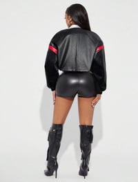 Image 14 of SKYNLYDRESS - Veste courte en PU à motif de lettres et blocs de couleurs pour femmes