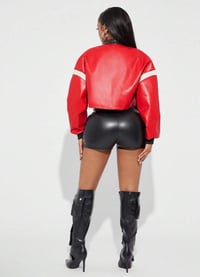 Image 5 of SKYNLYDRESS - Veste courte en PU à motif de lettres et blocs de couleurs pour femmes