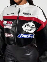 Image 15 of SKYNLYDRESS - Veste courte en PU à motif de lettres et blocs de couleurs pour femmes