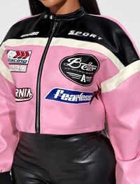 Image 12 of SKYNLYDRESS - Veste courte en PU à motif de lettres et blocs de couleurs pour femmes