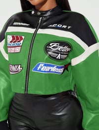 Image 9 of SKYNLYDRESS - Veste courte en PU à motif de lettres et blocs de couleurs pour femmes