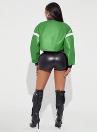 Image 8 of SKYNLYDRESS - Veste courte en PU à motif de lettres et blocs de couleurs pour femmes