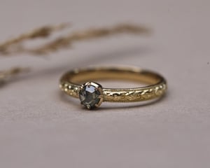 Image of 18ct yellow gold, grey rose-cut diamond Orange Blossom ring (LON268)