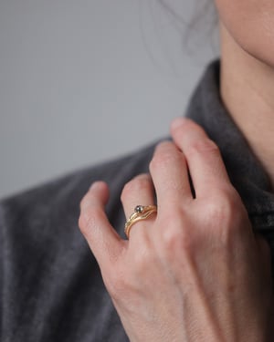 Image of 18ct yellow gold, grey rose-cut diamond Orange Blossom ring (LON268)