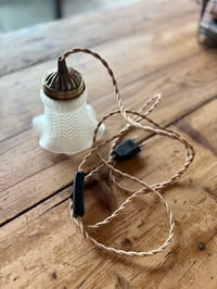 Image 1 of Baladeuse en opaline & laiton – lumière douce et charme rétro N°2