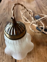 Image 2 of Baladeuse en opaline & laiton – lumière douce et charme rétro N°2