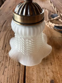 Image 3 of Baladeuse en opaline & laiton – lumière douce et charme rétro N°2