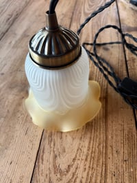 Image 3 of Baladeuse en opaline & laiton – lumière douce et charme rétro N°3