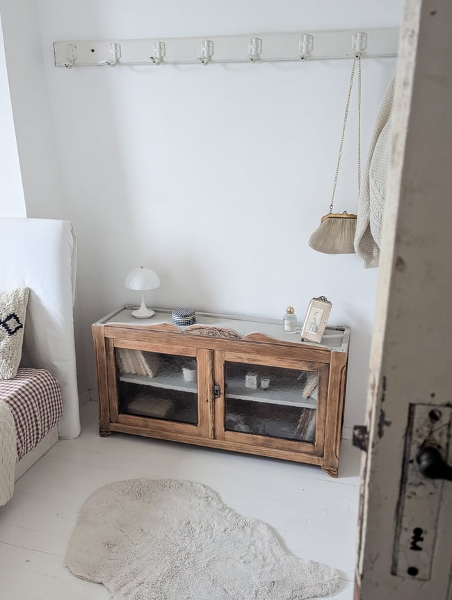 Petit meuble vitré.