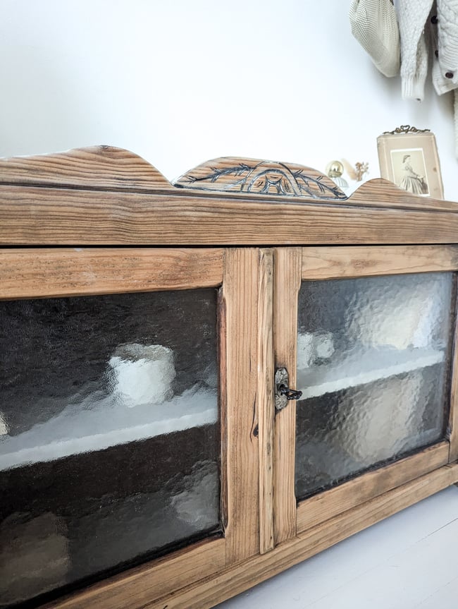 Petit meuble vitré.