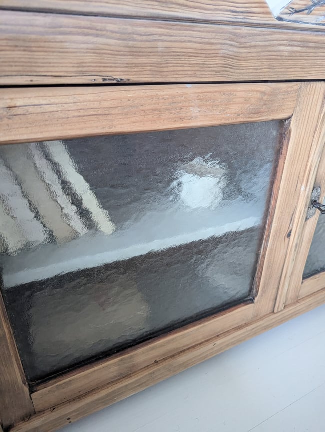 Petit meuble vitré.