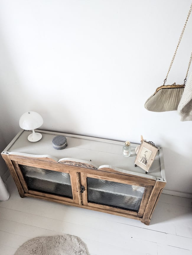 Petit meuble vitré.