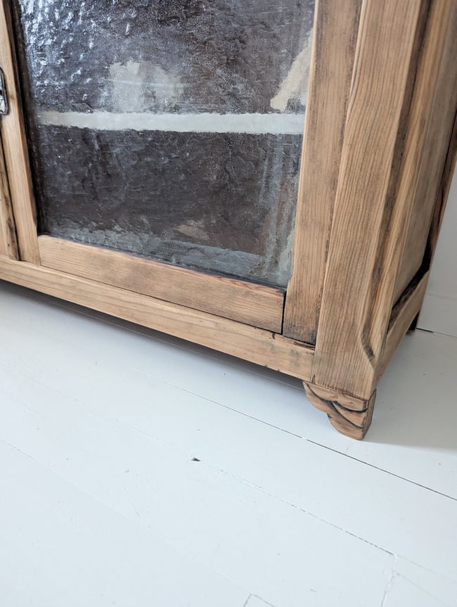 Petit meuble vitré.