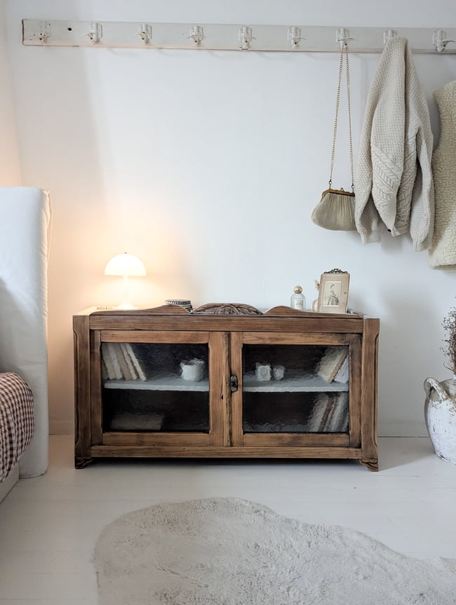Petit meuble vitré.