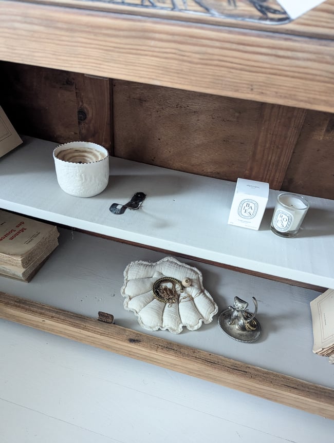 Petit meuble vitré.