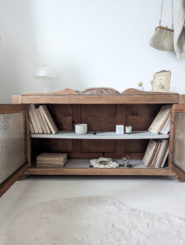 Petit meuble vitré.