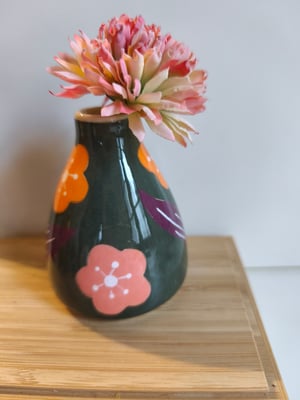 Image of Petit vase fond vert fleurs 