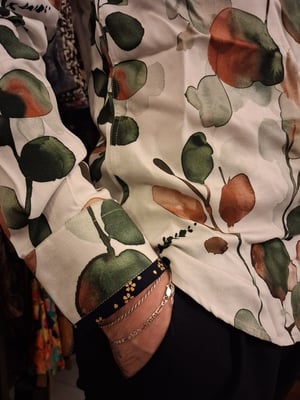 Image of Cream leaves 