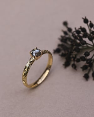 Image of 18ct yellow gold, dark grey rose-cut diamond Floral Engraved ring (LON268)