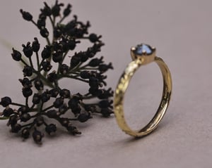 Image of 18ct yellow gold, dark grey rose-cut diamond Floral Engraved ring (LON268)