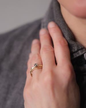 Image of 18ct yellow gold, dark grey rose-cut diamond Floral Engraved ring (LON268)