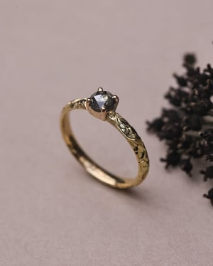 Image of 18ct yellow gold, dark grey rose-cut diamond Floral Engraved ring (LON268)