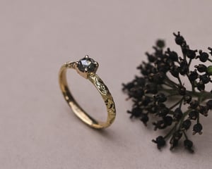 Image of 18ct yellow gold, dark grey rose-cut diamond Floral Engraved ring (LON268)