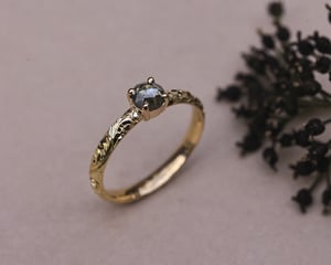 Image of 18ct yellow gold, dark grey rose-cut diamond Floral Engraved ring (LON268)