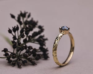 Image of 18ct yellow gold, dark grey rose-cut diamond Floral Engraved ring (LON268)