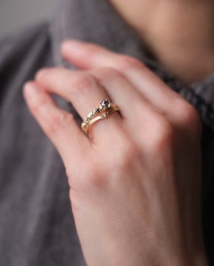 Image of 18ct yellow gold, dark grey rose-cut diamond Floral Engraved ring (LON268)