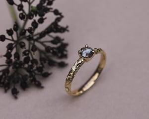 Image of 18ct yellow gold, dark grey rose-cut diamond Floral Engraved ring (LON268)