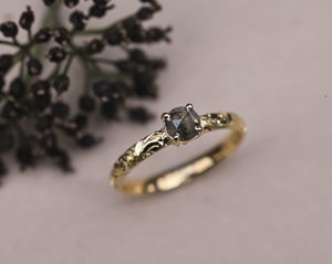 Image of 18ct yellow gold, dark grey rose-cut diamond Floral Engraved ring (LON268)