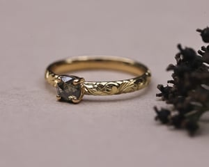 Image of 18ct yellow gold, dark grey rose-cut diamond Floral Engraved ring (LON268)