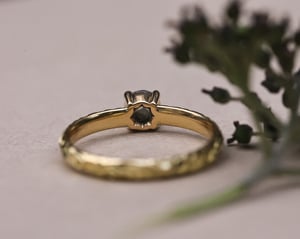 Image of 18ct yellow gold, dark grey rose-cut diamond Floral Engraved ring (LON268)