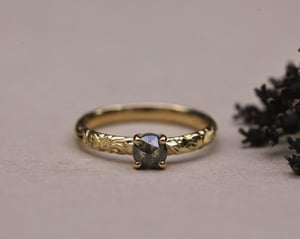 Image of 18ct yellow gold, dark grey rose-cut diamond Floral Engraved ring (LON268)