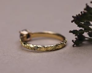 Image of 18ct yellow gold, dark grey rose-cut diamond Floral Engraved ring (LON268)