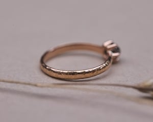Image of 18ct Rose gold, grey rose-cut diamond horn texture ring (LON270)
