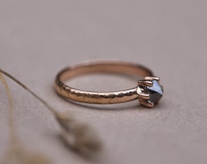 Image of 18ct Rose gold, grey rose-cut diamond horn texture ring (LON270)