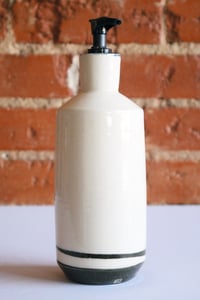 Image 2 of Two-tone soap dispenser – large/black