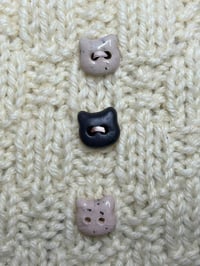 Image 1 of Ceramic Buttons Kitty-Shaped | 6 pcs | Beige Speckled and Black