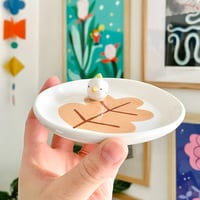 Image 3 of coupelle canard sur la feuille brune