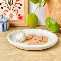 Image 1 of coupelle canard sur la feuille brune