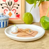 Image 2 of coupelle canard sur la feuille brune