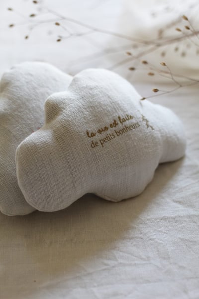 Image of Coussin nuage en lin garniture lavande 