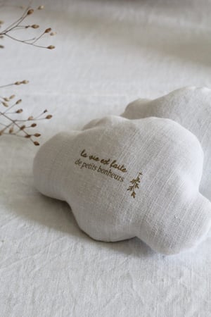 Image of Coussin nuage en lin garniture lavande 