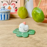 Image 1 of mini canard sur le trèfle