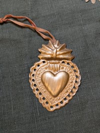 Image 1 of Petit cœur en laiton a suspendre 