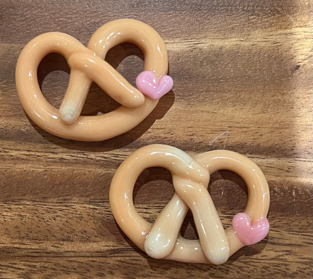Image of classic pretzel pendant  